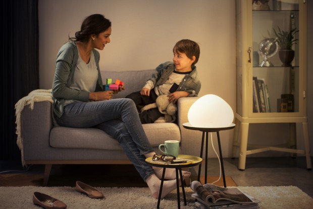 Neue Hue-Leuchten - hier eine Tischleuchte (Bild: Philips)